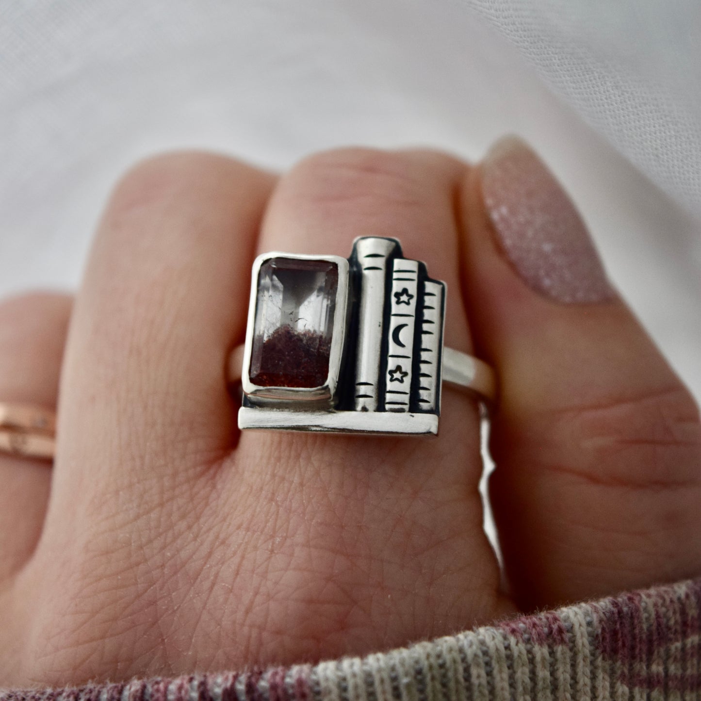 Bookshelf Ring with Hematite Quartz Size 12