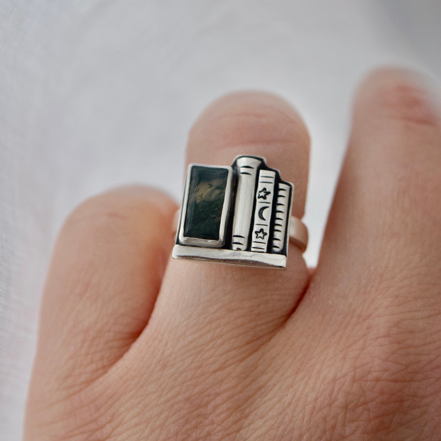 Bookshelf Ring with Moss Agate Size 5.5