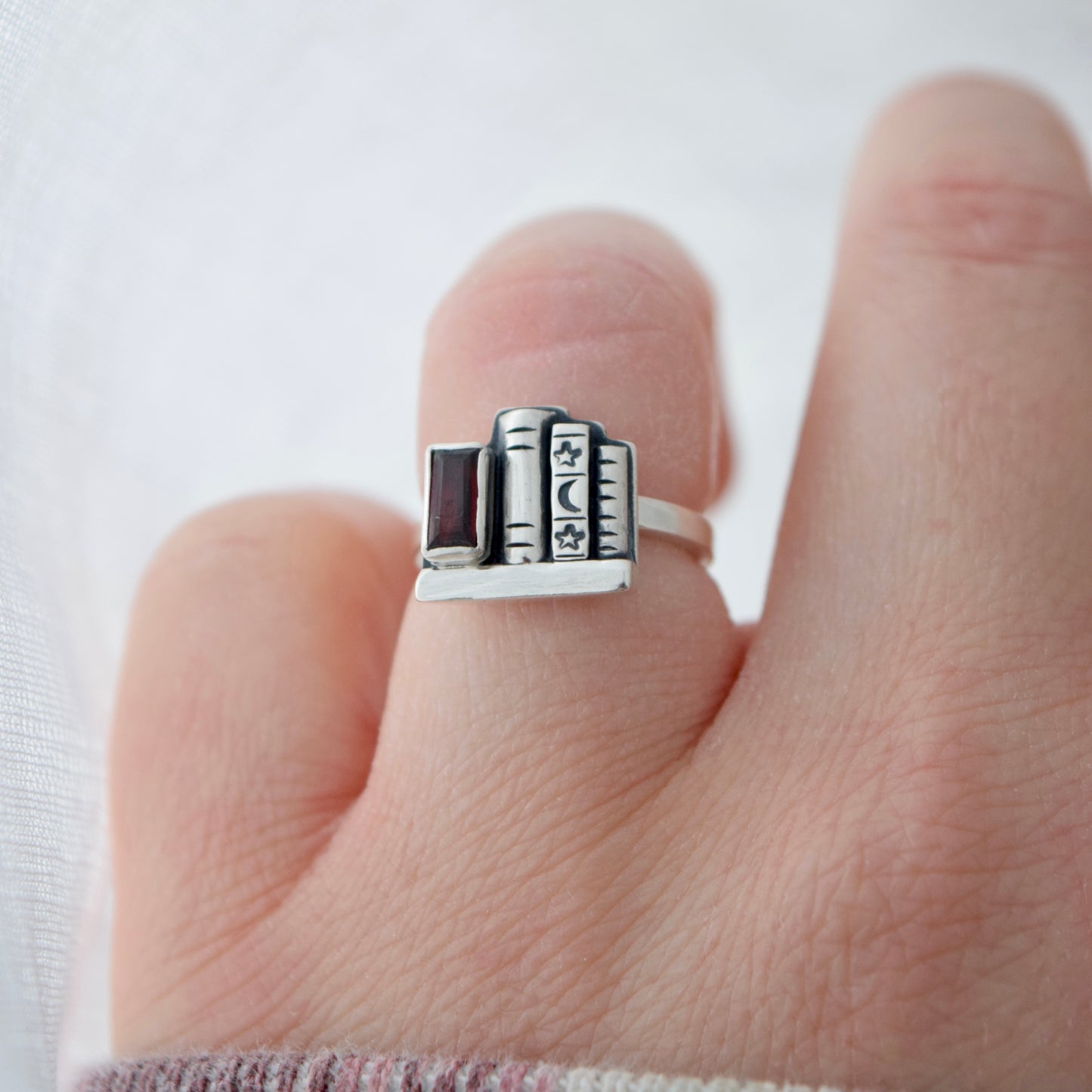 Mini Bookshelf Ring with Garnet Size 4