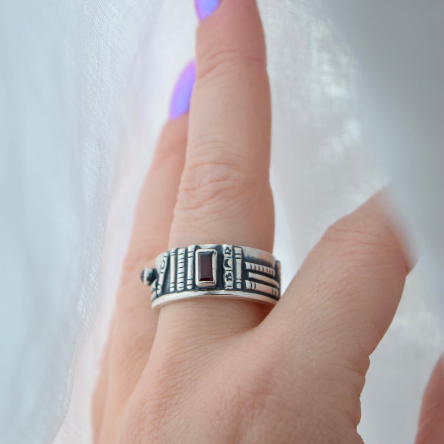 Bookshelf Ring Band with Garnet Size 11