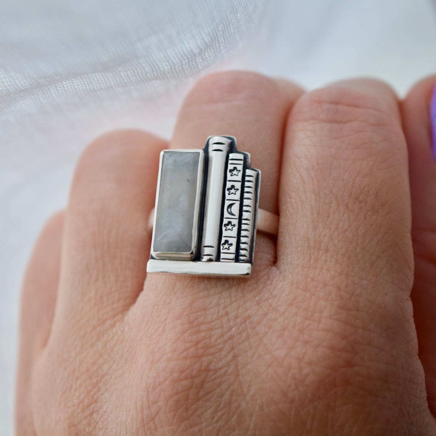 Bookshelf Ring with Rainbow Moonstone Size 8