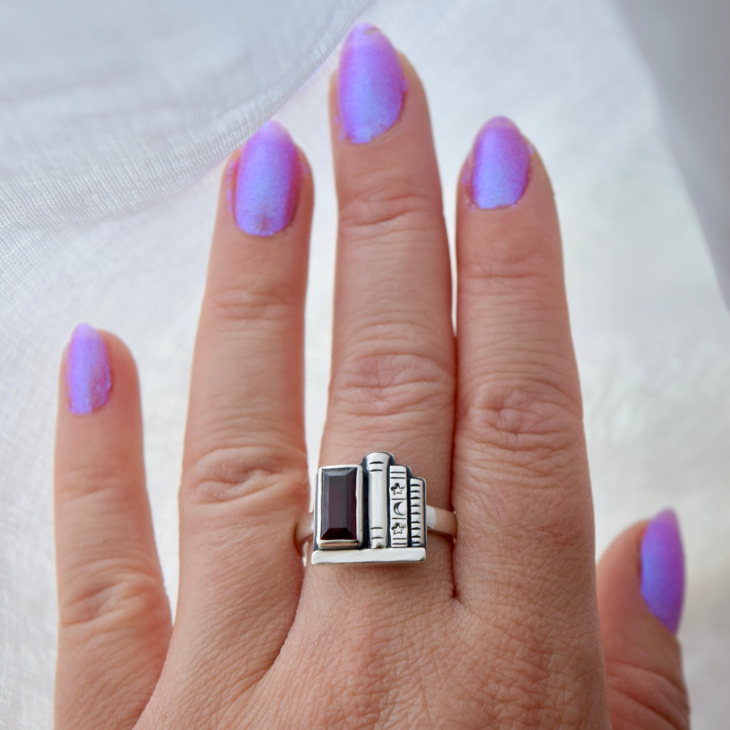 Bookshelf Ring with Faceted Garnet Size 9