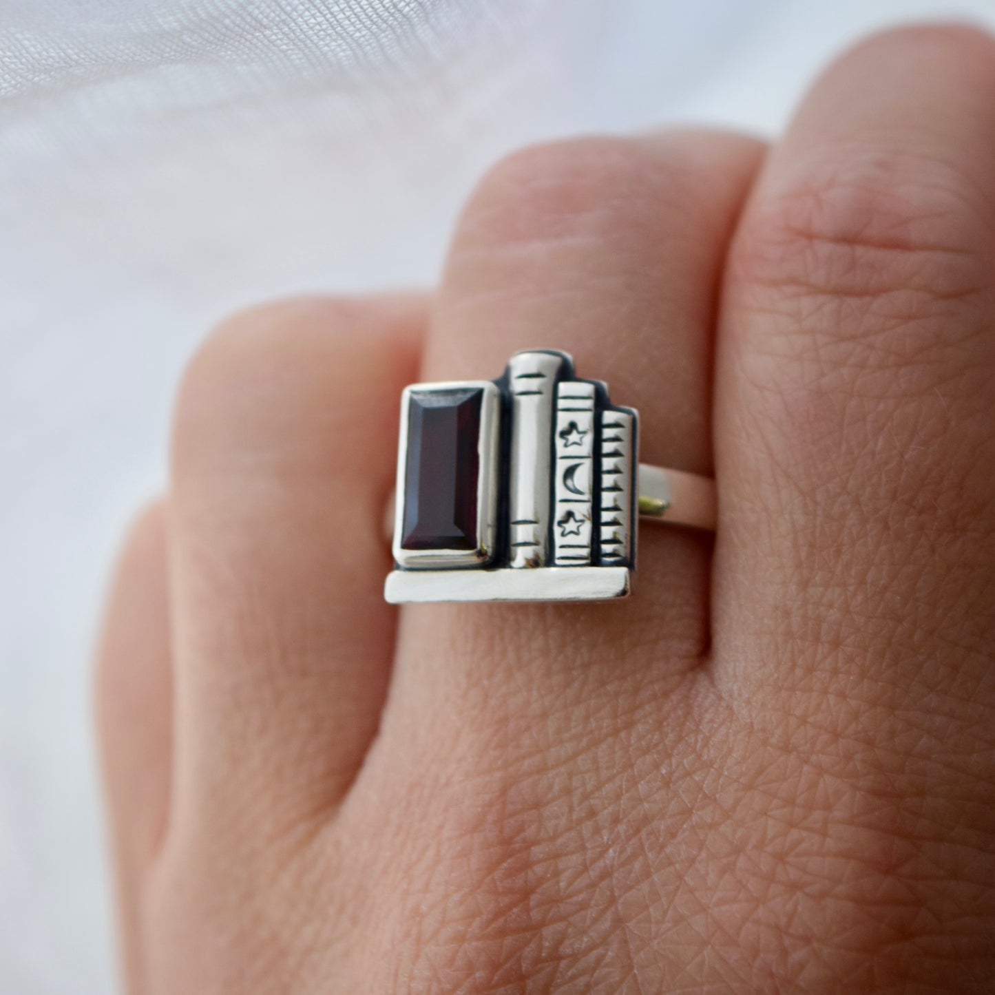 Bookshelf Ring with Faceted Garnet Size 9
