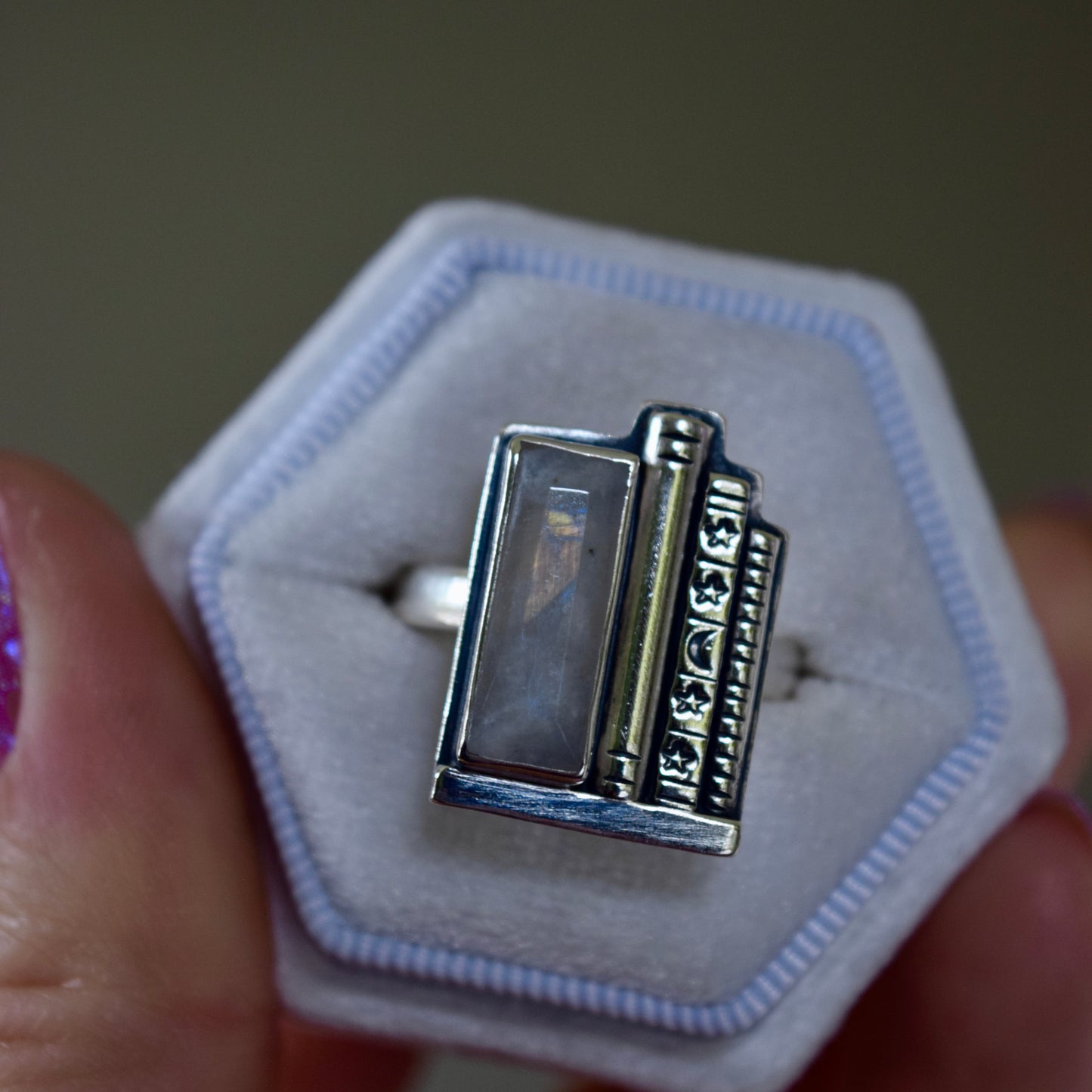 Bookshelf Ring with Rainbow Moonstone Size 8