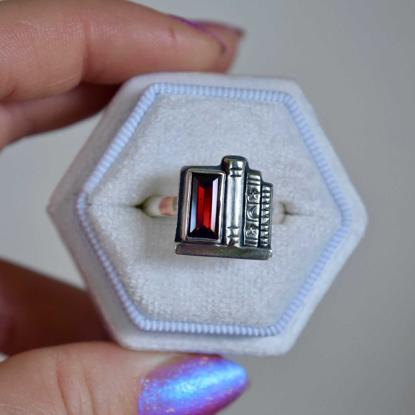 Bookshelf Ring with Faceted Garnet Size 9