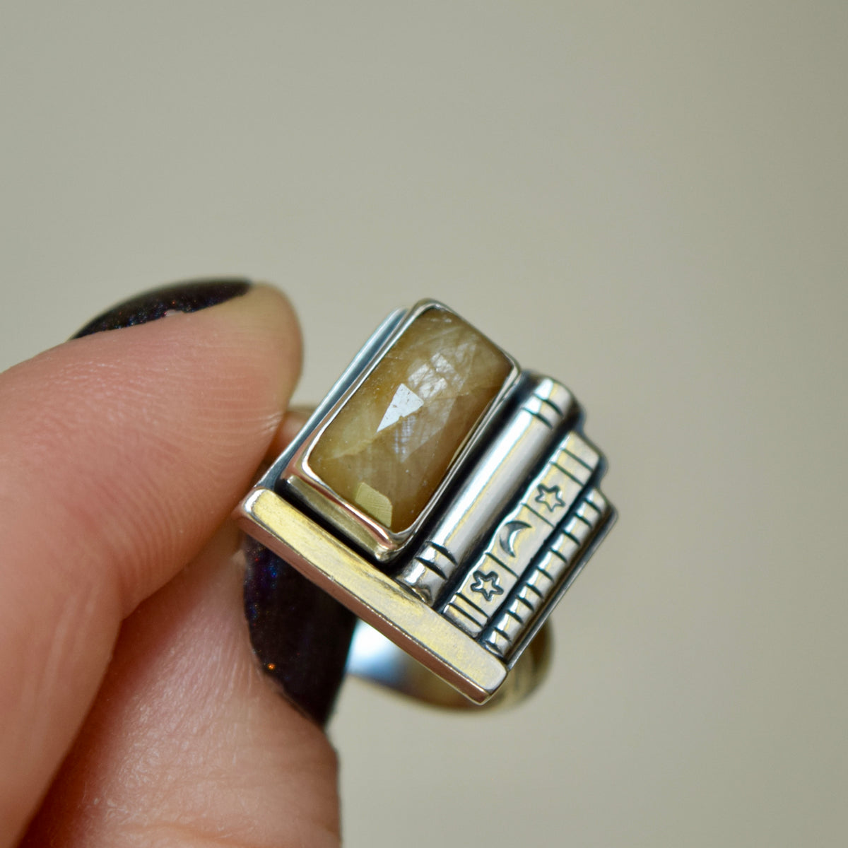 Bookshelf Ring with Golden Sapphire Size 8.5