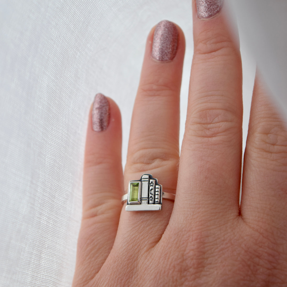 Mini Bookshelf Ring with Peridot Size 6