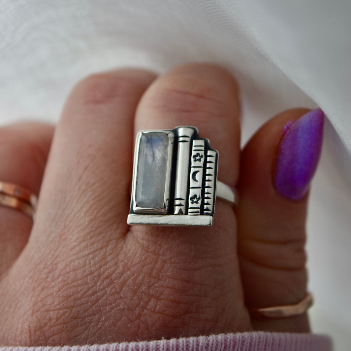 Bookshelf Ring with Rainbow Moonstone Size 7