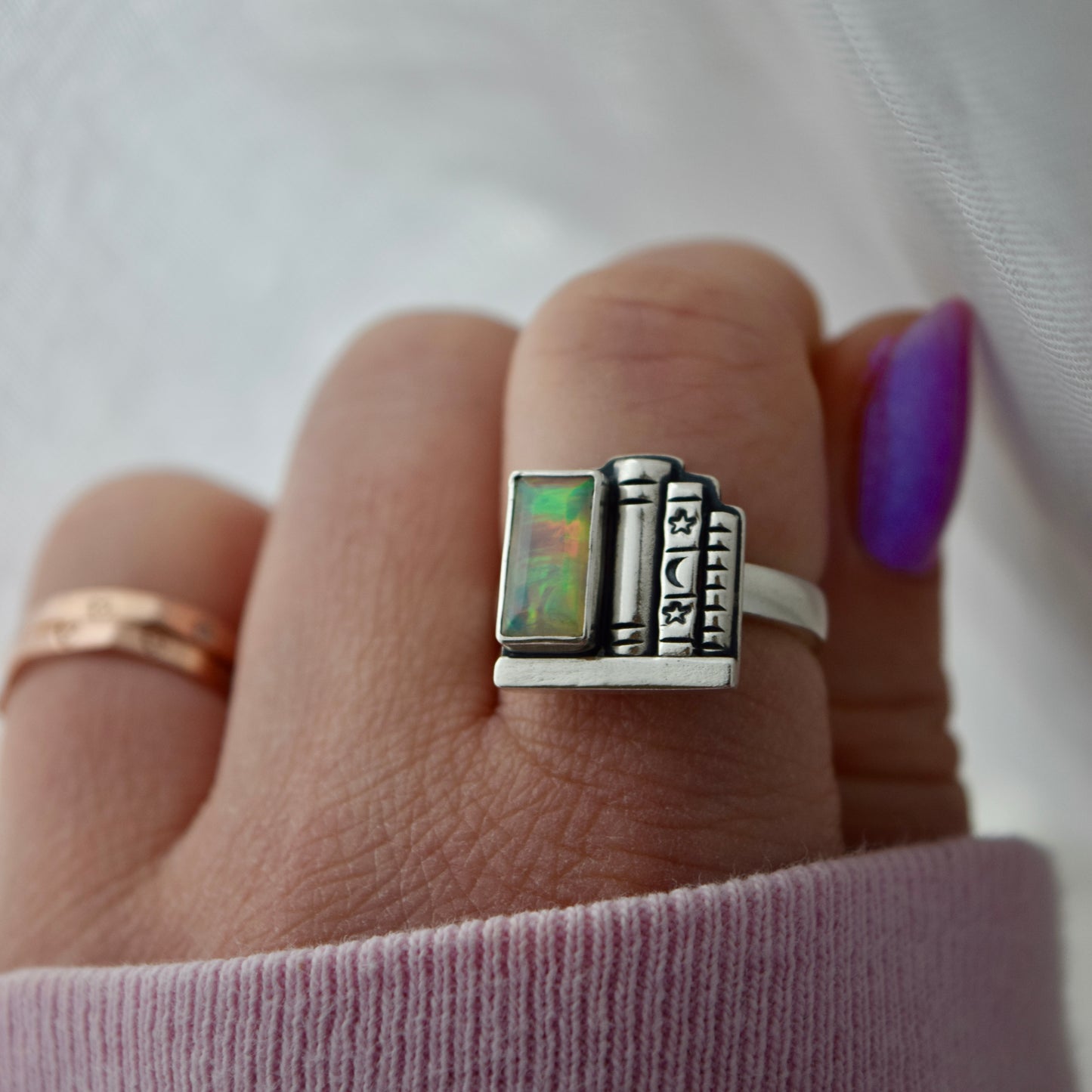 Bookshelf with Ethiopian Opal size 7