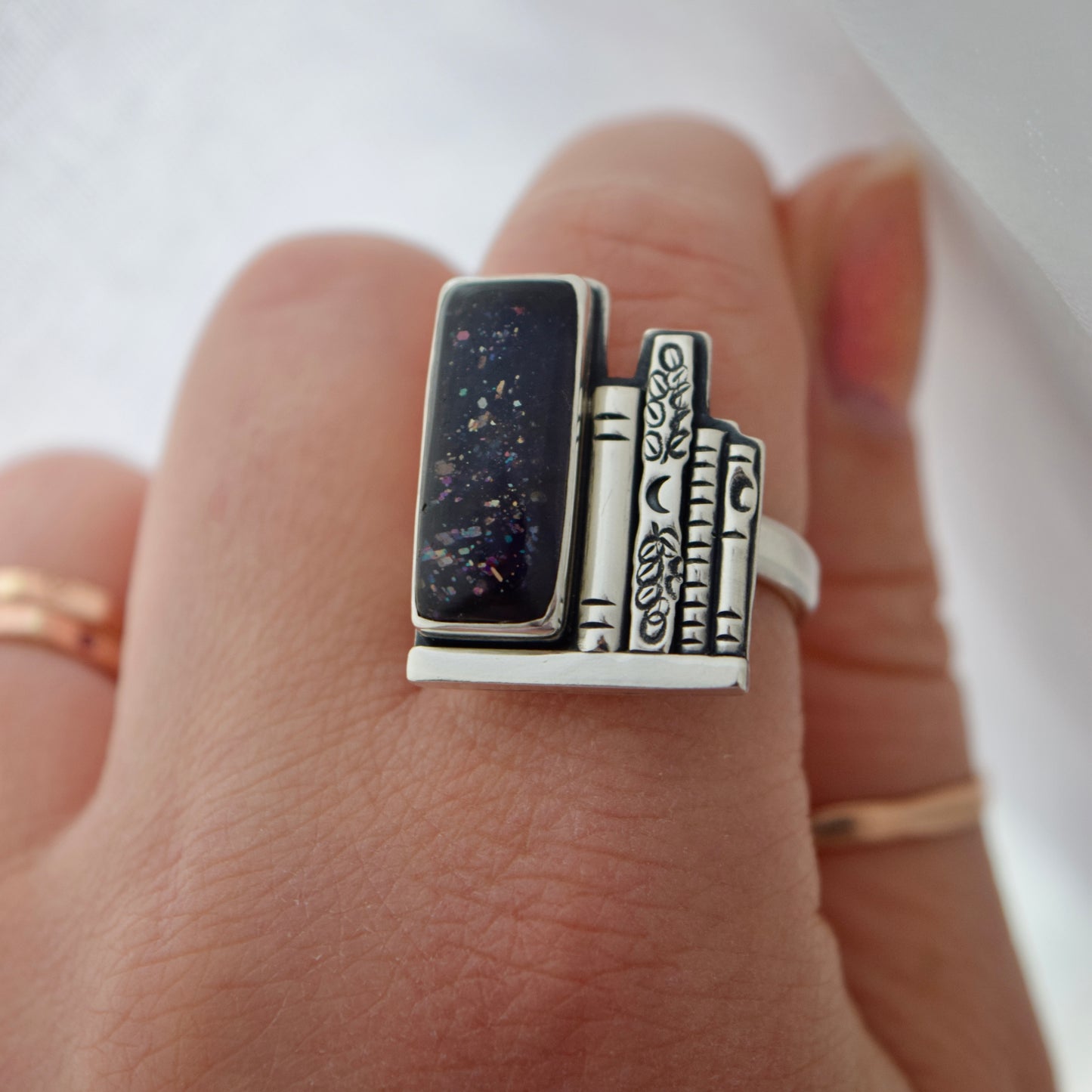 Bookshelf Ring with Iolite Size 8