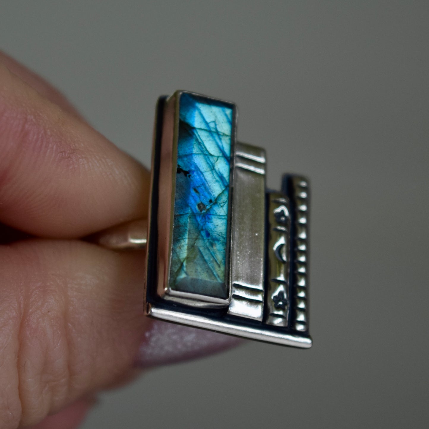 Book Shelf Ring with Labradorite Size 10