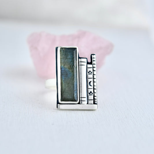 Book Shelf Ring with Labradorite Size 8