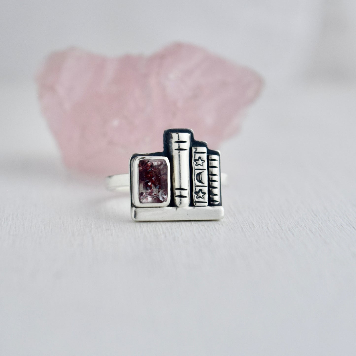 Mini Bookshelf Ring with Hematite Quartz Size 5