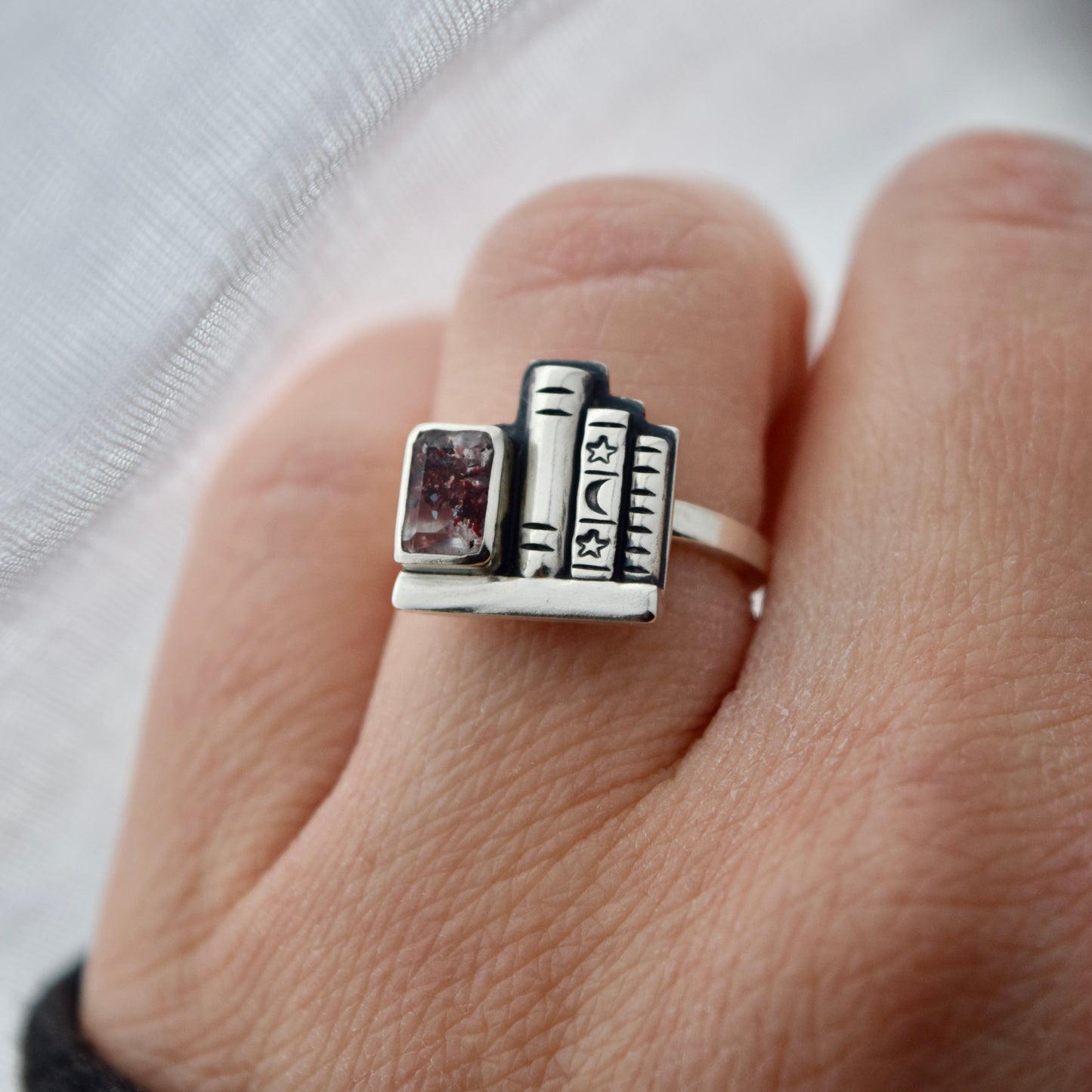Mini Bookshelf Ring with Hematite Quartz Size 5