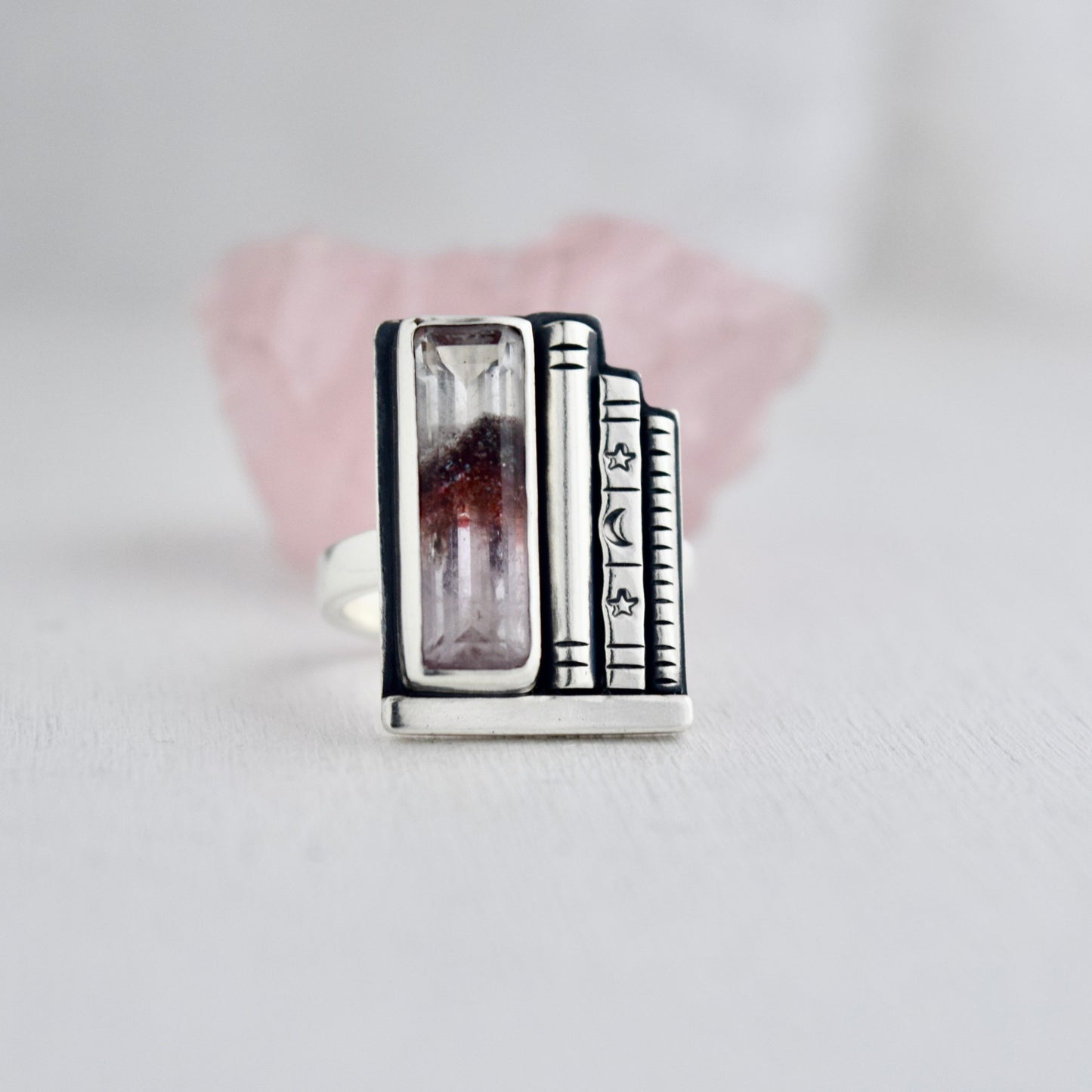 Bookshelf Ring with Hematite Quartz Size 7