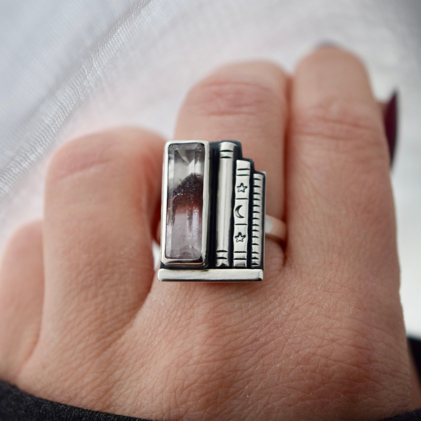 Bookshelf Ring with Hematite Quartz Size 7