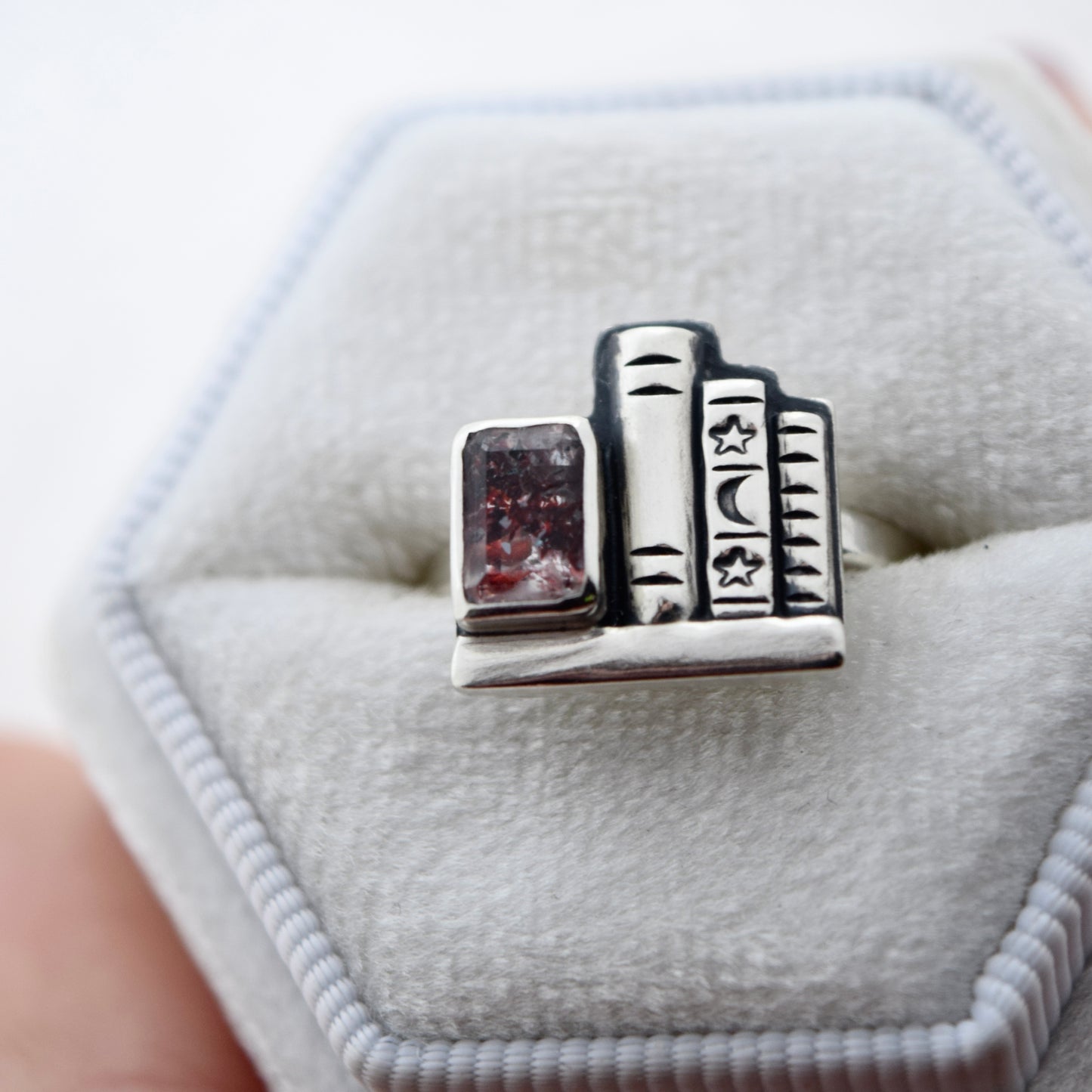 Mini Bookshelf Ring with Hematite Quartz Size 5