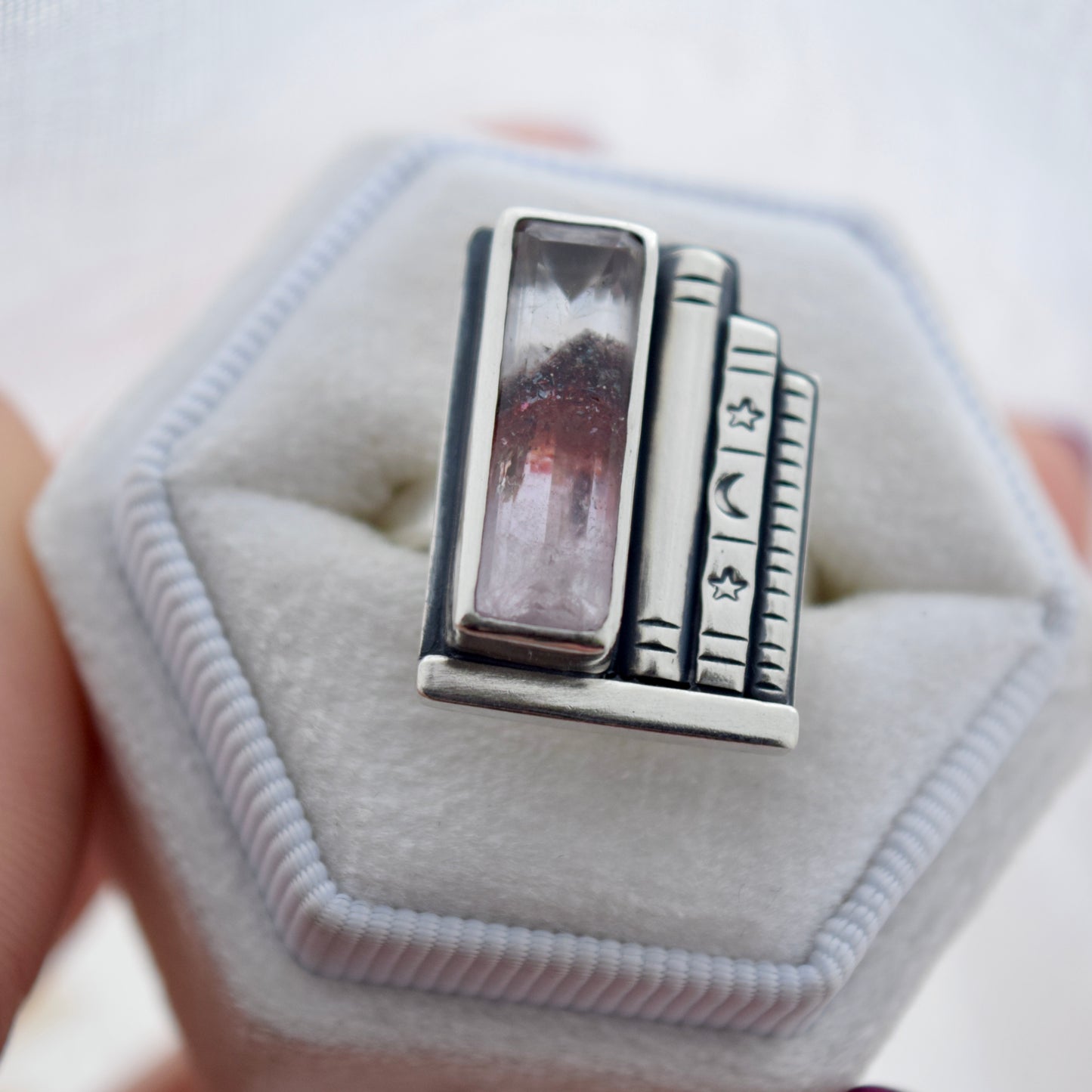 Bookshelf Ring with Hematite Quartz Size 7