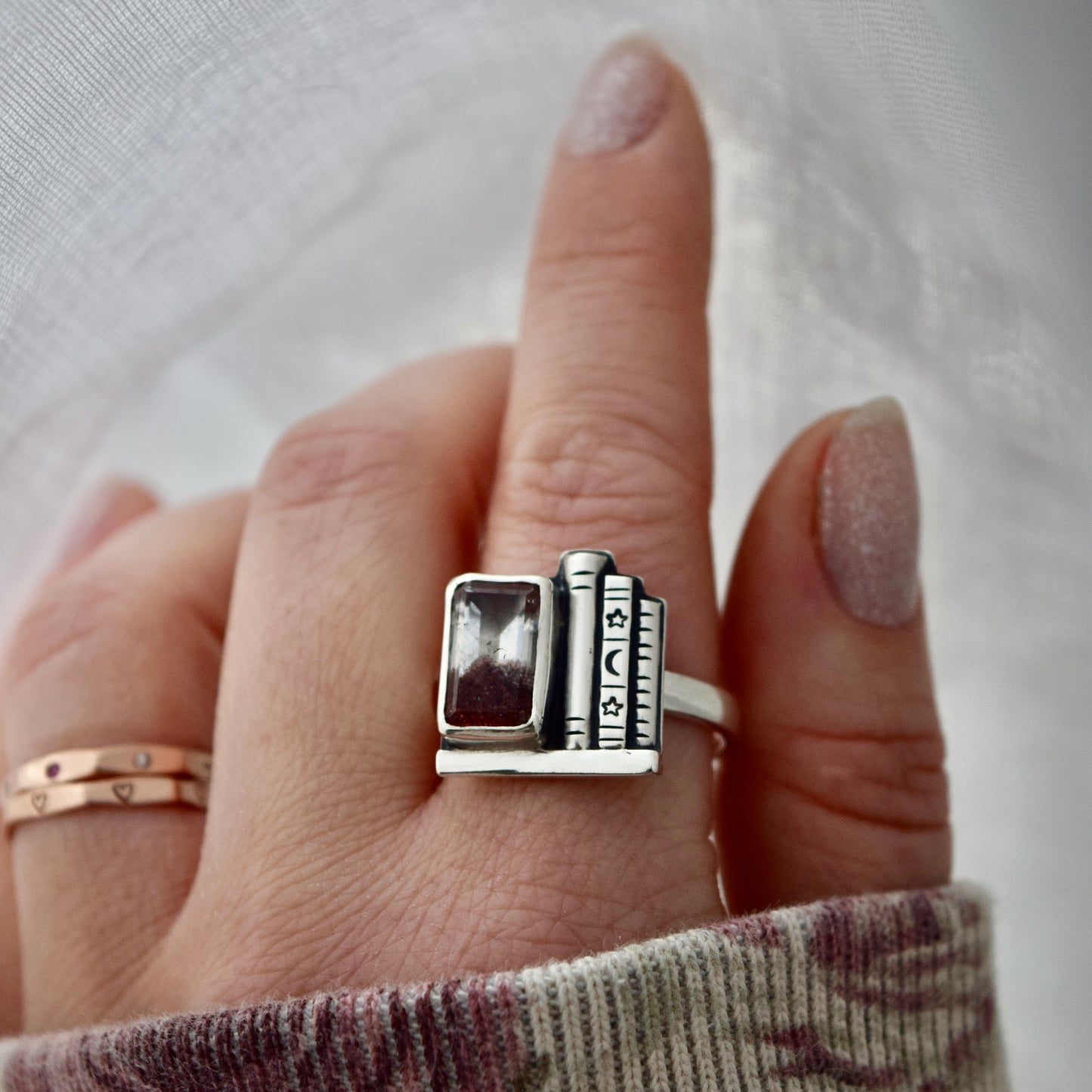 Bookshelf Ring with Hematite Quartz Size 12