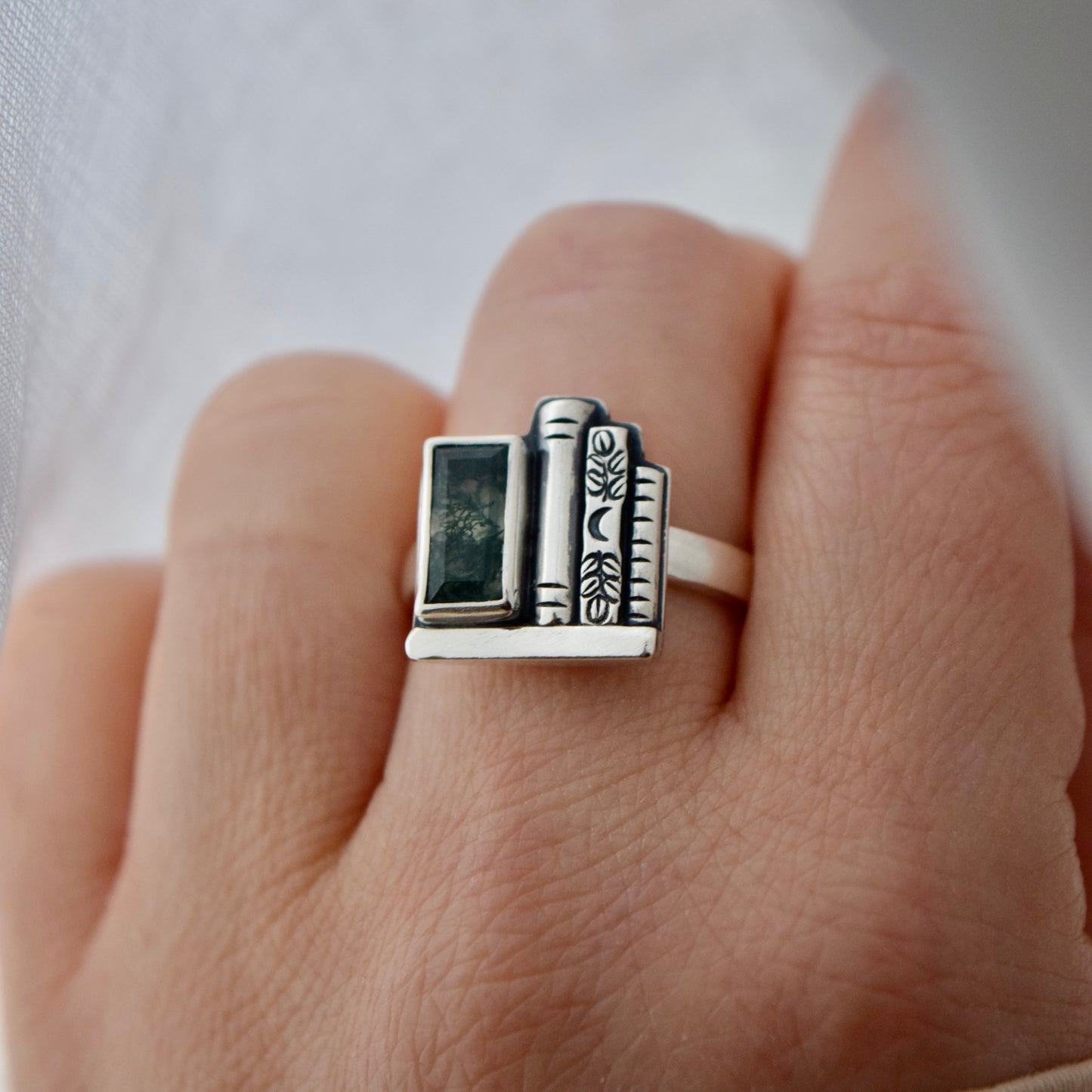 Bookshelf Ring with Moss Agate Size 9