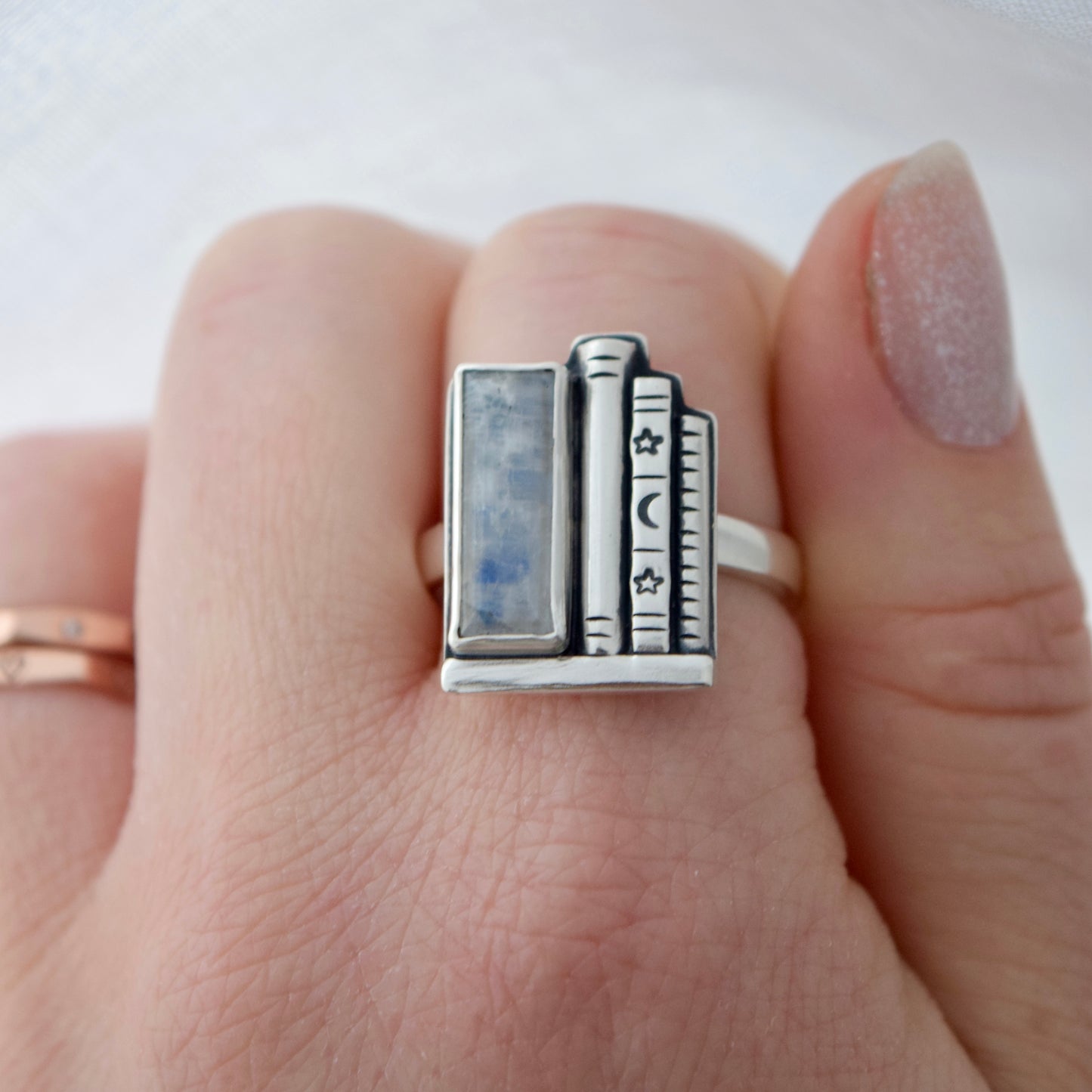 Bookshelf Ring with Rainbow Moonstone Size 10