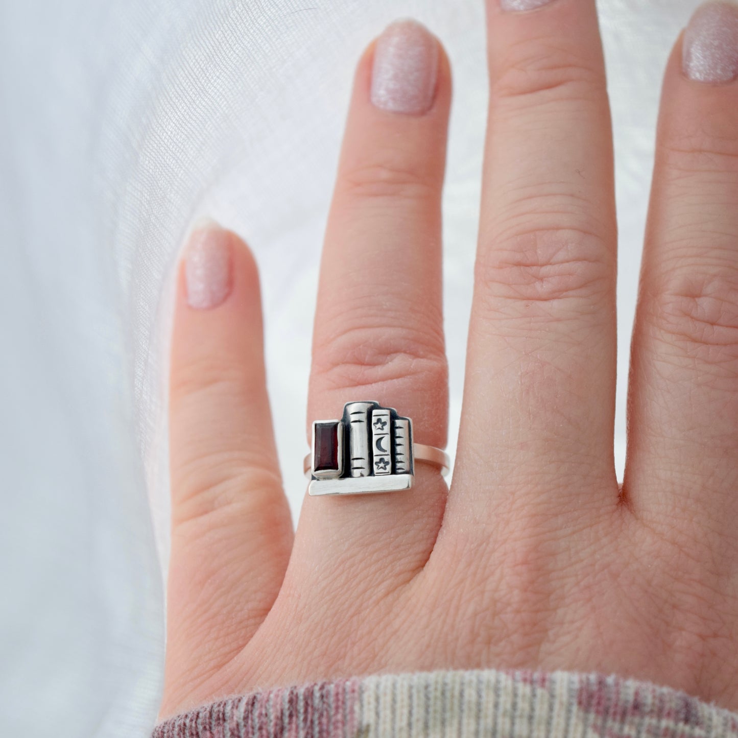 Mini Bookshelf Ring with Garnet Size 4