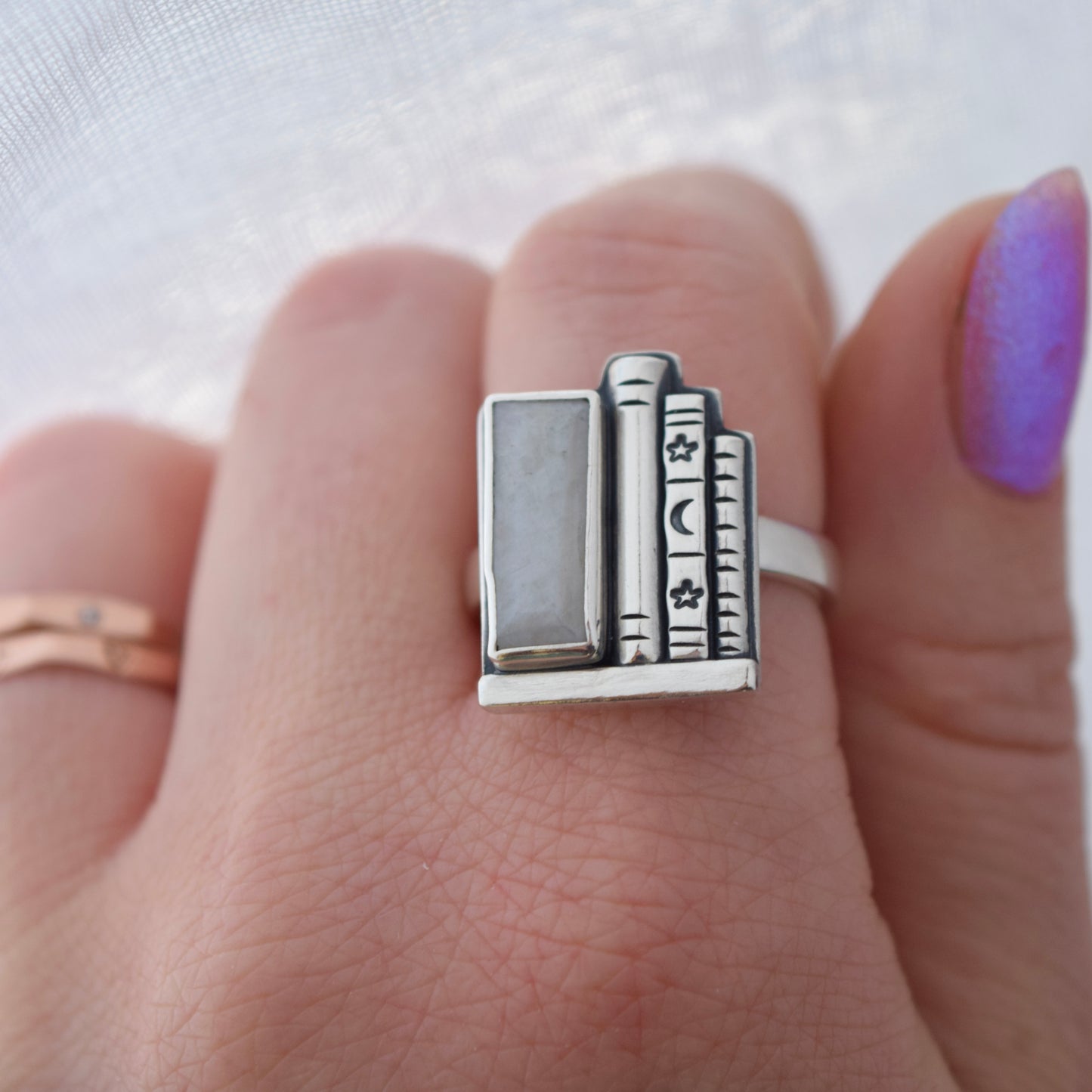 Bookshelf Ring with Rainbow Moonstone Size 8