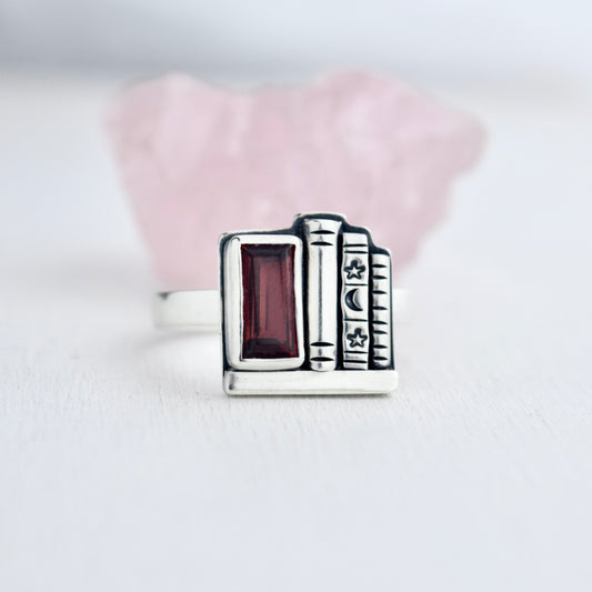 Bookshelf Ring with Faceted Garnet Size 10