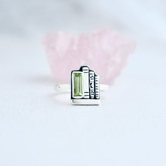 Mini Bookshelf Ring with Peridot Size 6.25