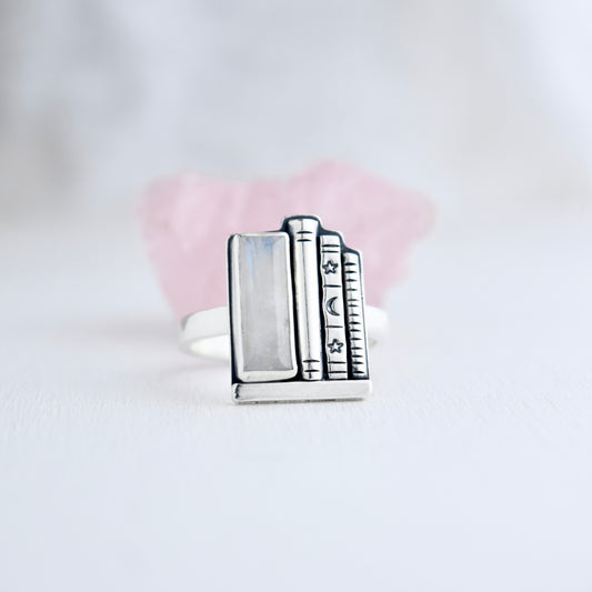 Bookshelf Ring with Rainbow Moonstone Size 11