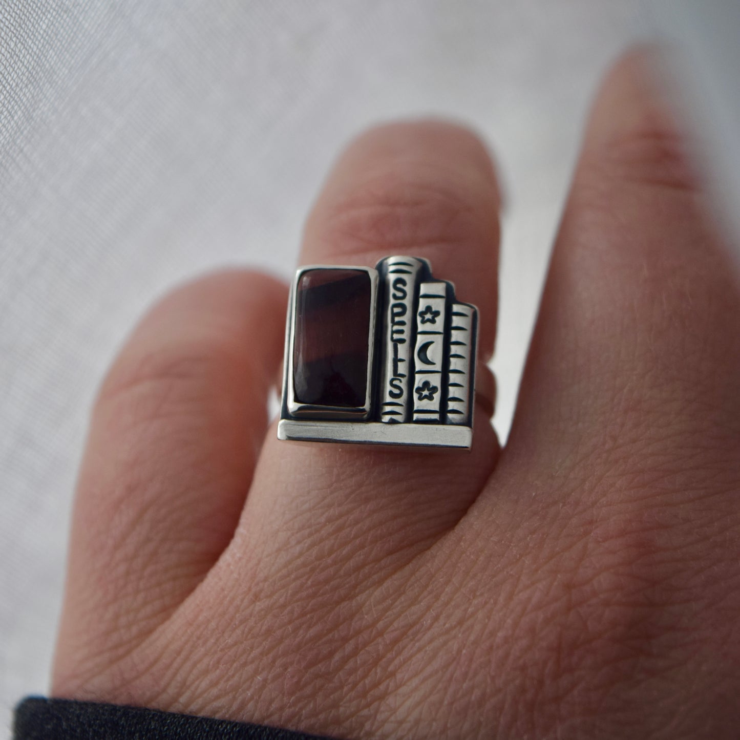 Bookshelf Ring with Tigers Eye Size 5