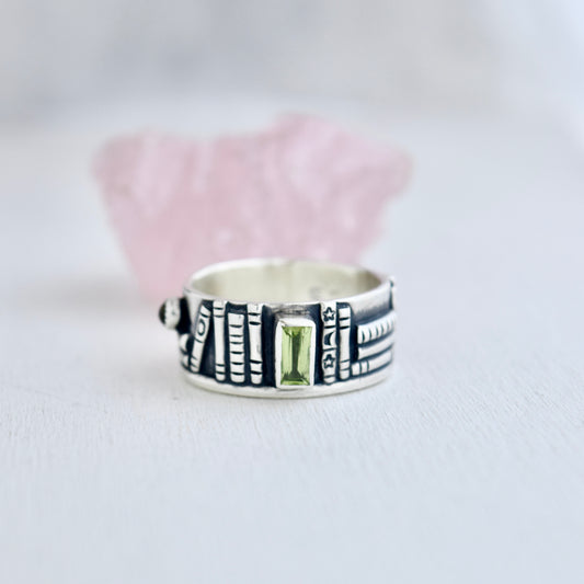 Bookshelf Ring Band with Peridot and Tourmaline Size 8.25/8.5