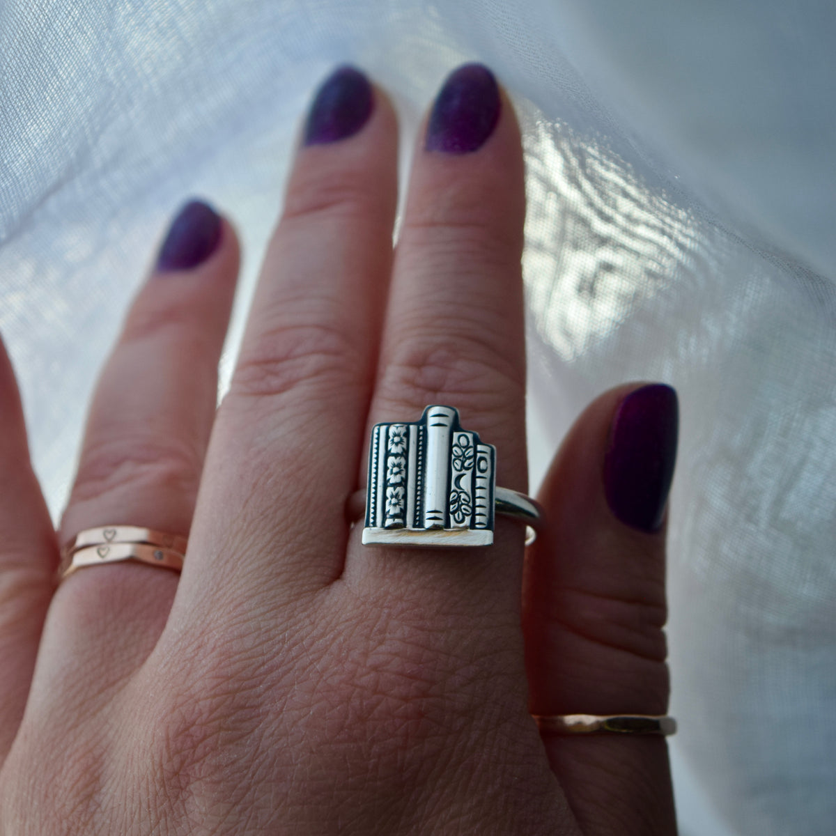 Bookshelf Ring Size 10.5