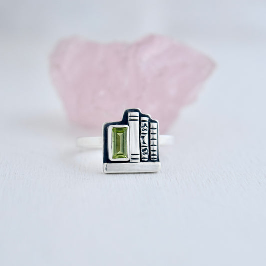 Mini Bookshelf Ring with Peridot Size 6.5