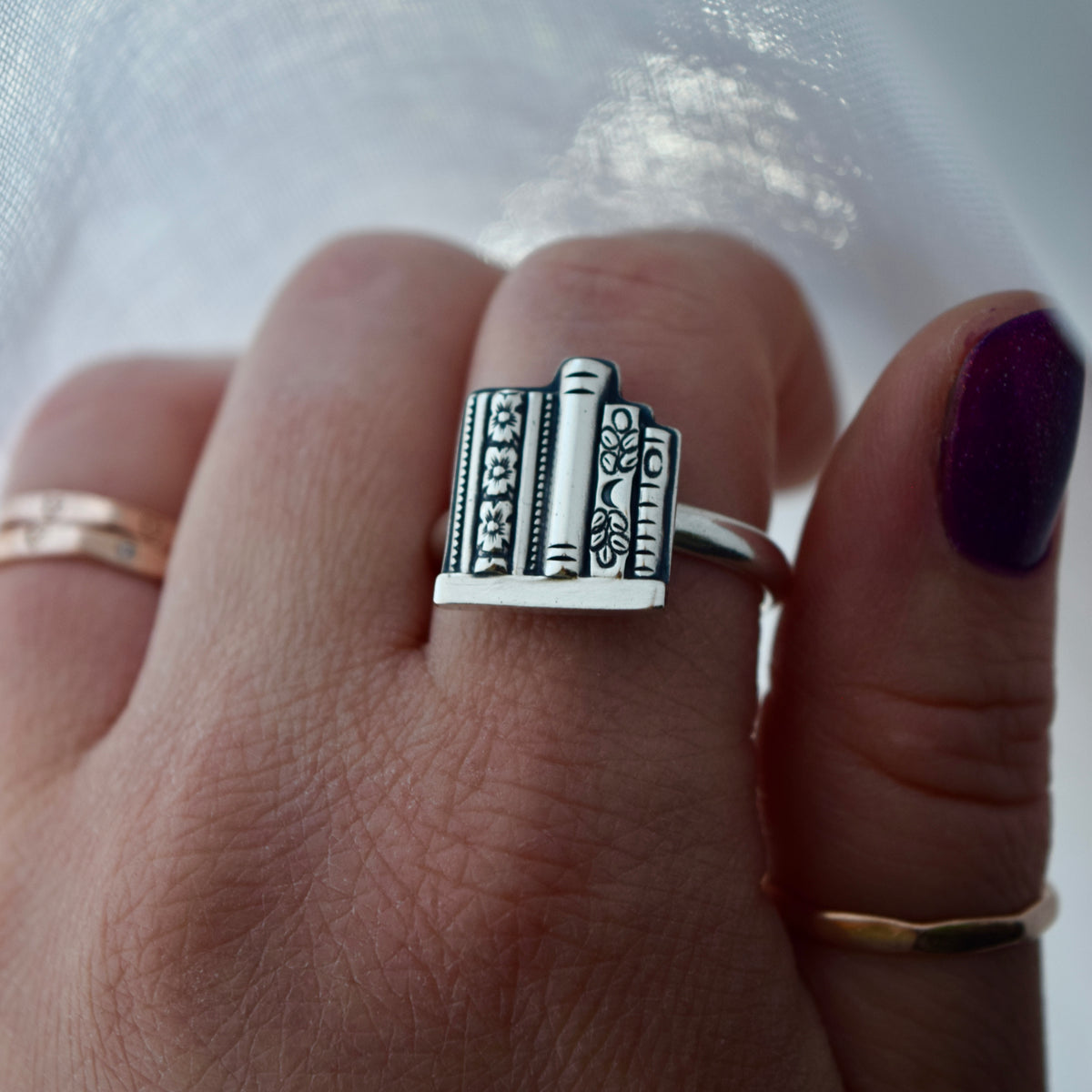 Bookshelf Ring Size 10.5