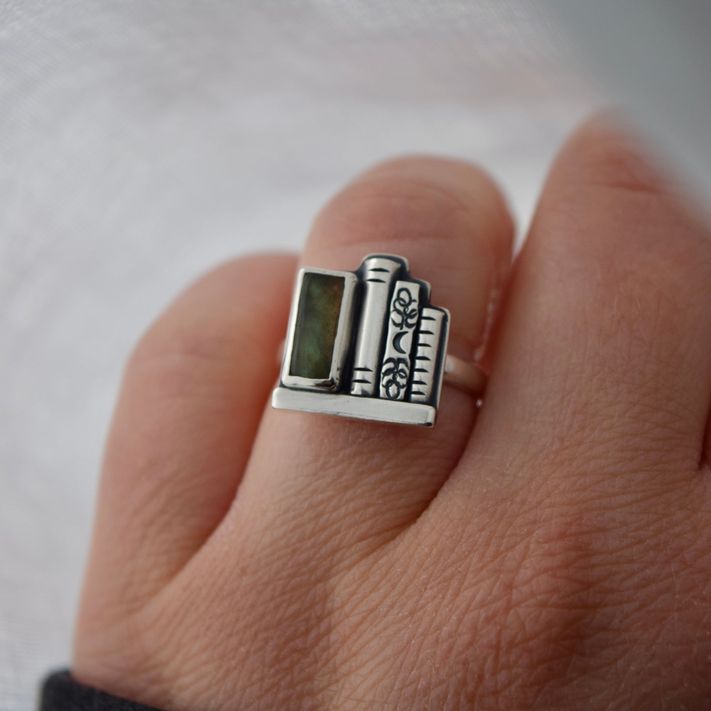 Bookshelf Ring with Labradorite Size 6.25