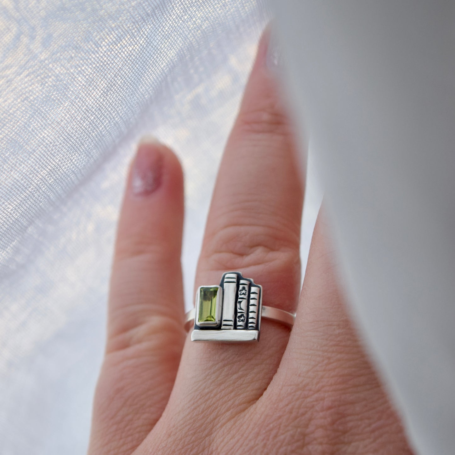 Mini Bookshelf Ring with Peridot Size 6.5