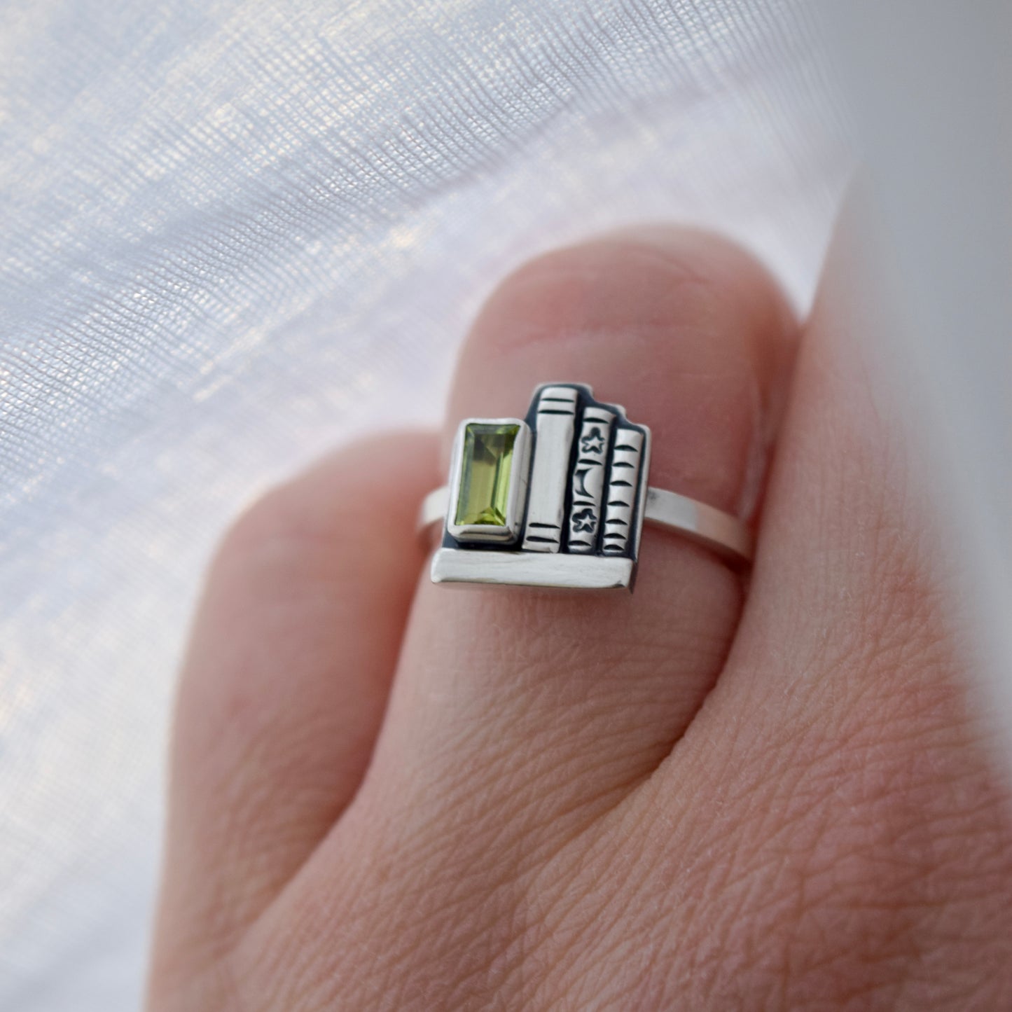 Mini Bookshelf Ring with Peridot Size 6.5