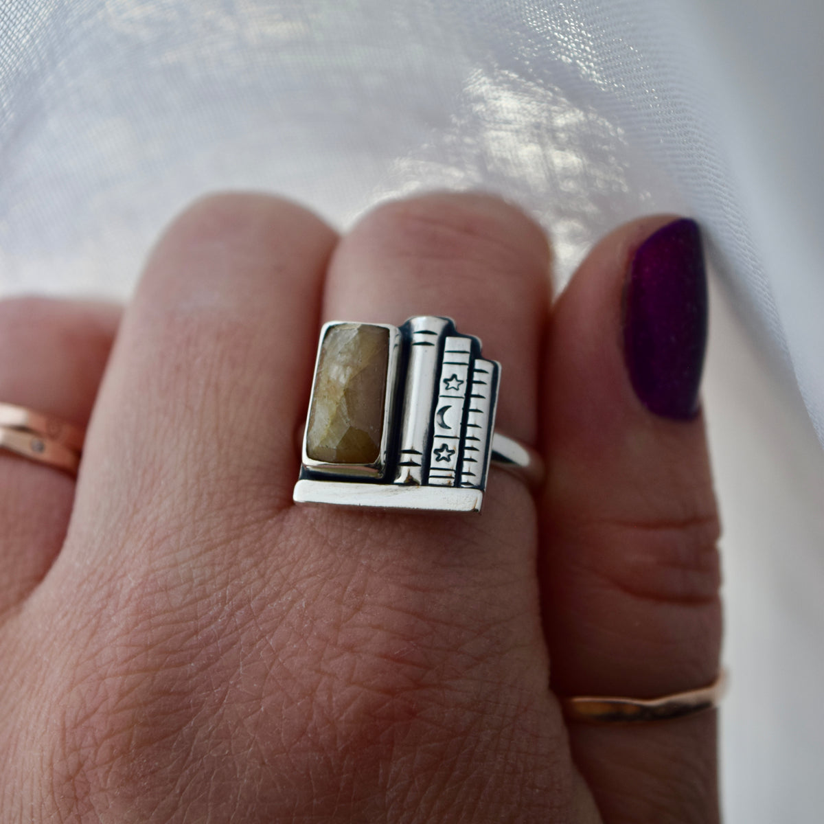 Bookshelf Ring with Golden Sapphire Size 8.5