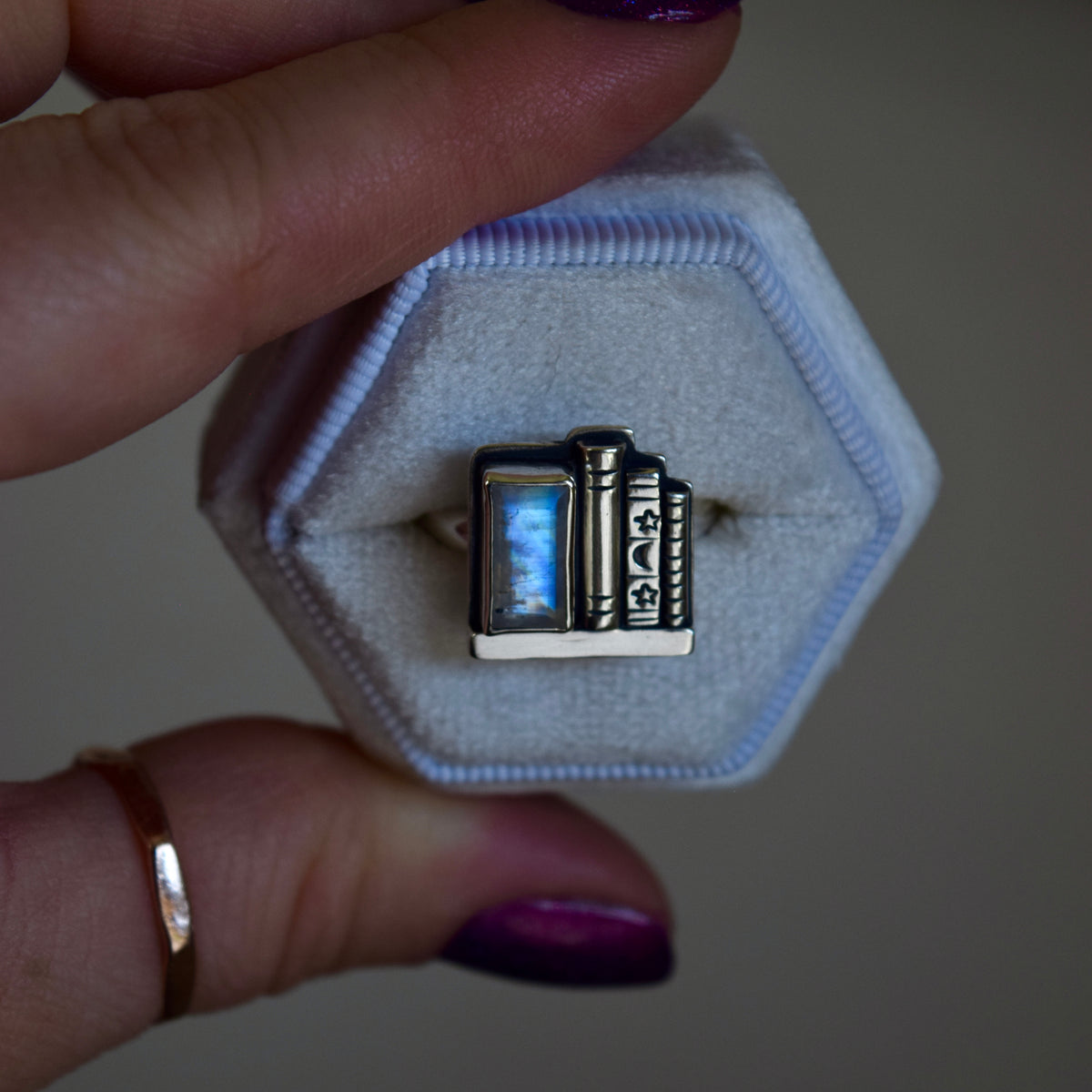 Bookshelf Ring with Rainbow Moonstone Size 7.5