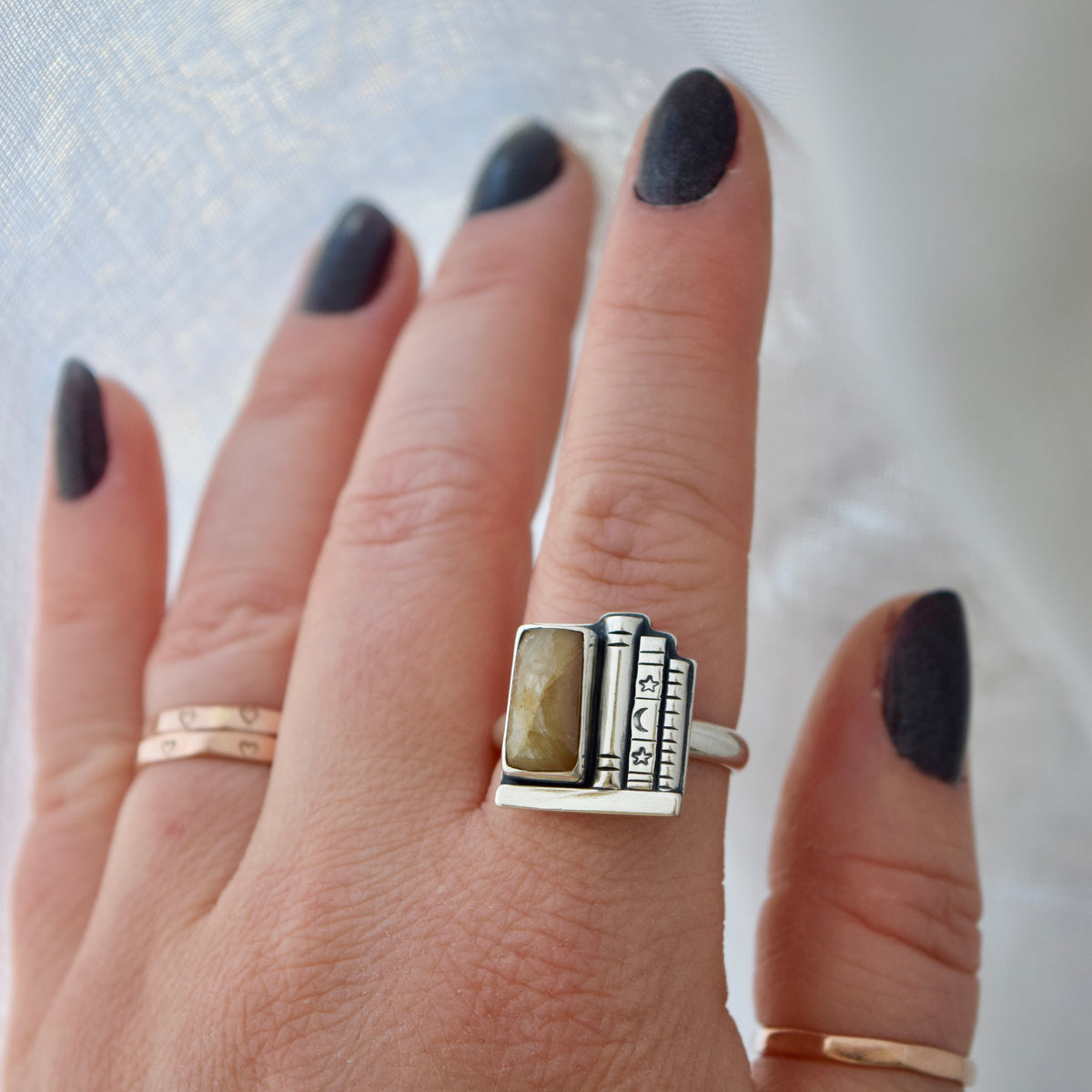 Bookshelf Ring with Golden Sapphire Size 8.5