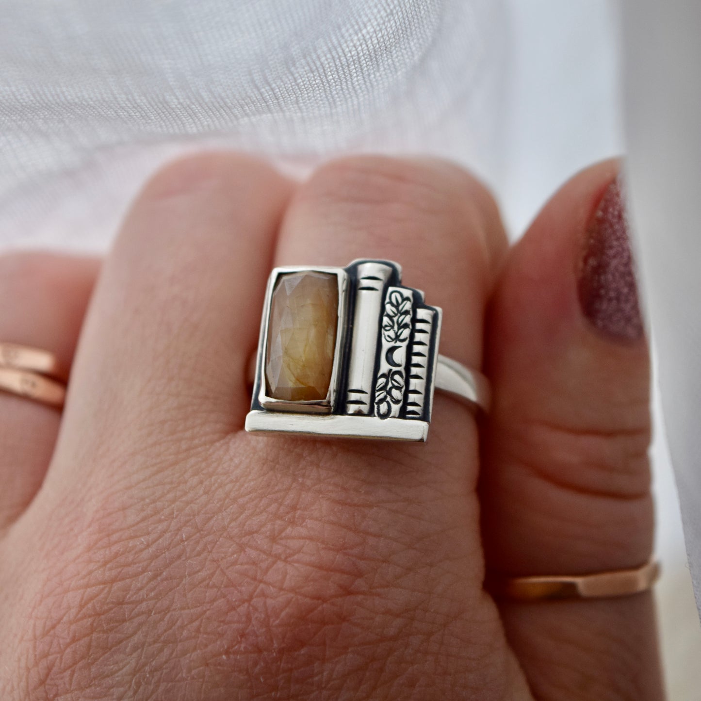Bookshelf Ring with Golden Sapphire Size 10