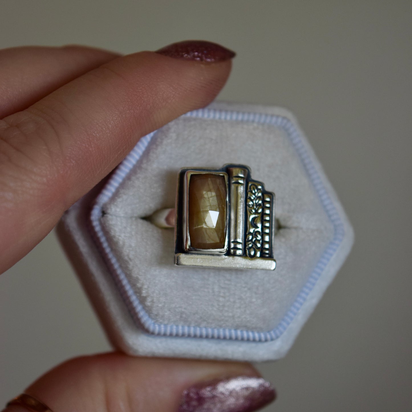 Bookshelf Ring with Golden Sapphire Size 10