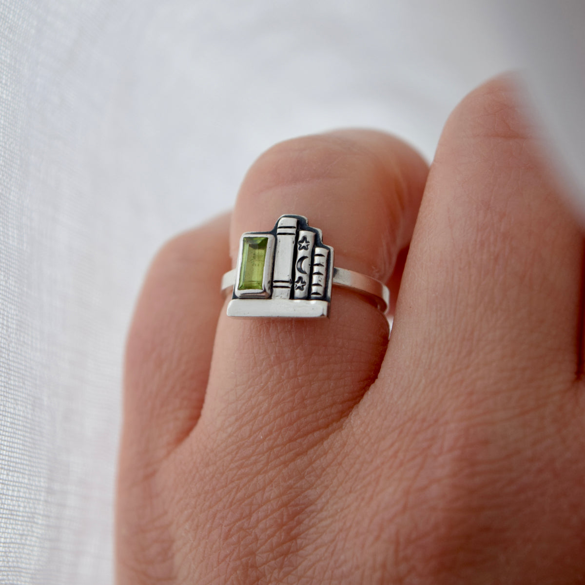 Mini Bookshelf Ring with Peridot Size 6