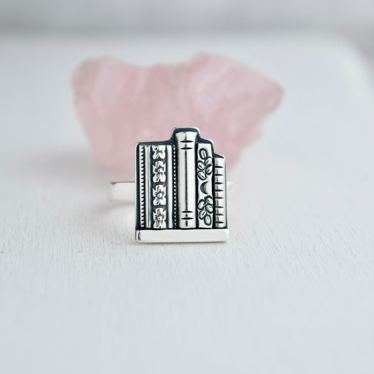 Bookshelf Ring Size 7.5