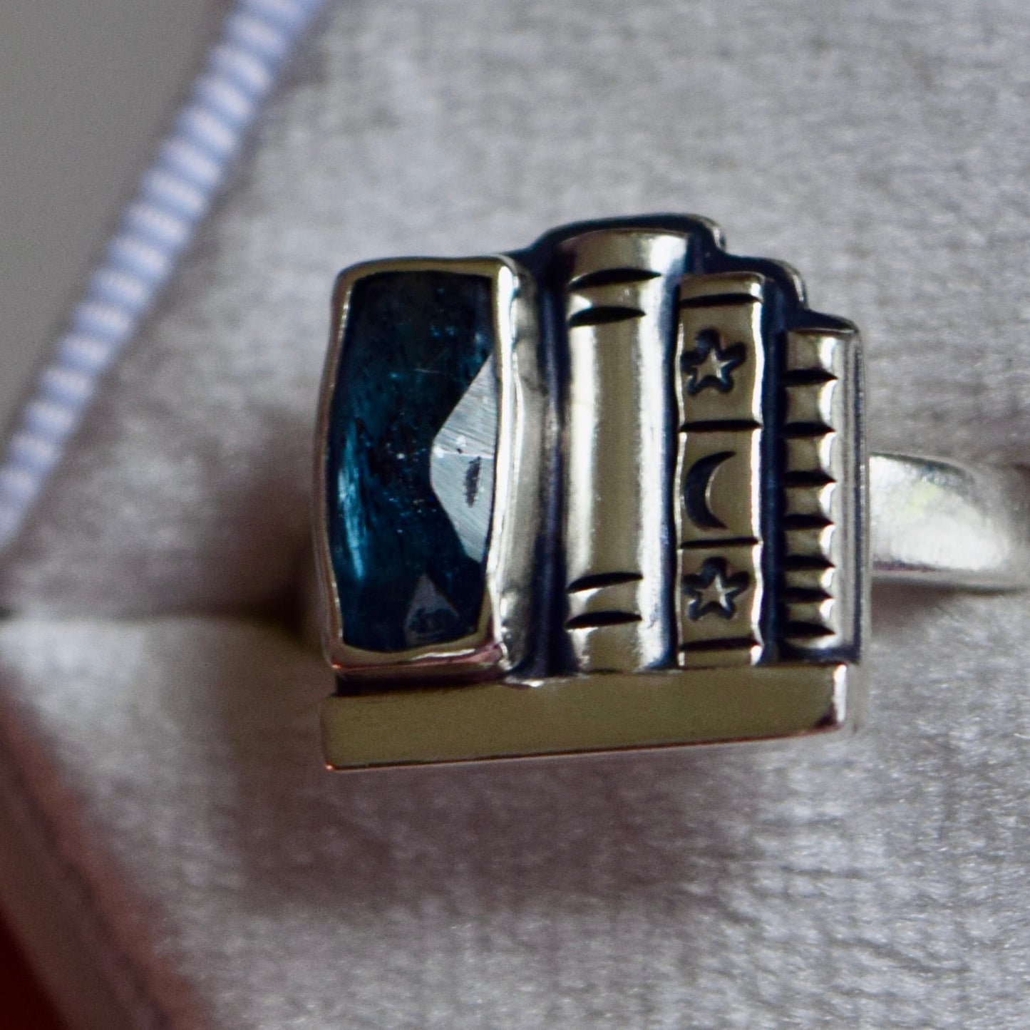 Bookshelf Ring with Blue Kyanite Size 9