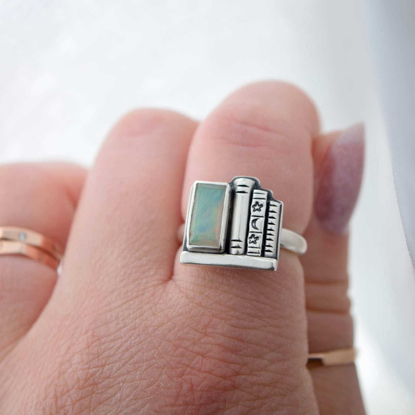 Bookshelf with Ethiopian Opal size 7