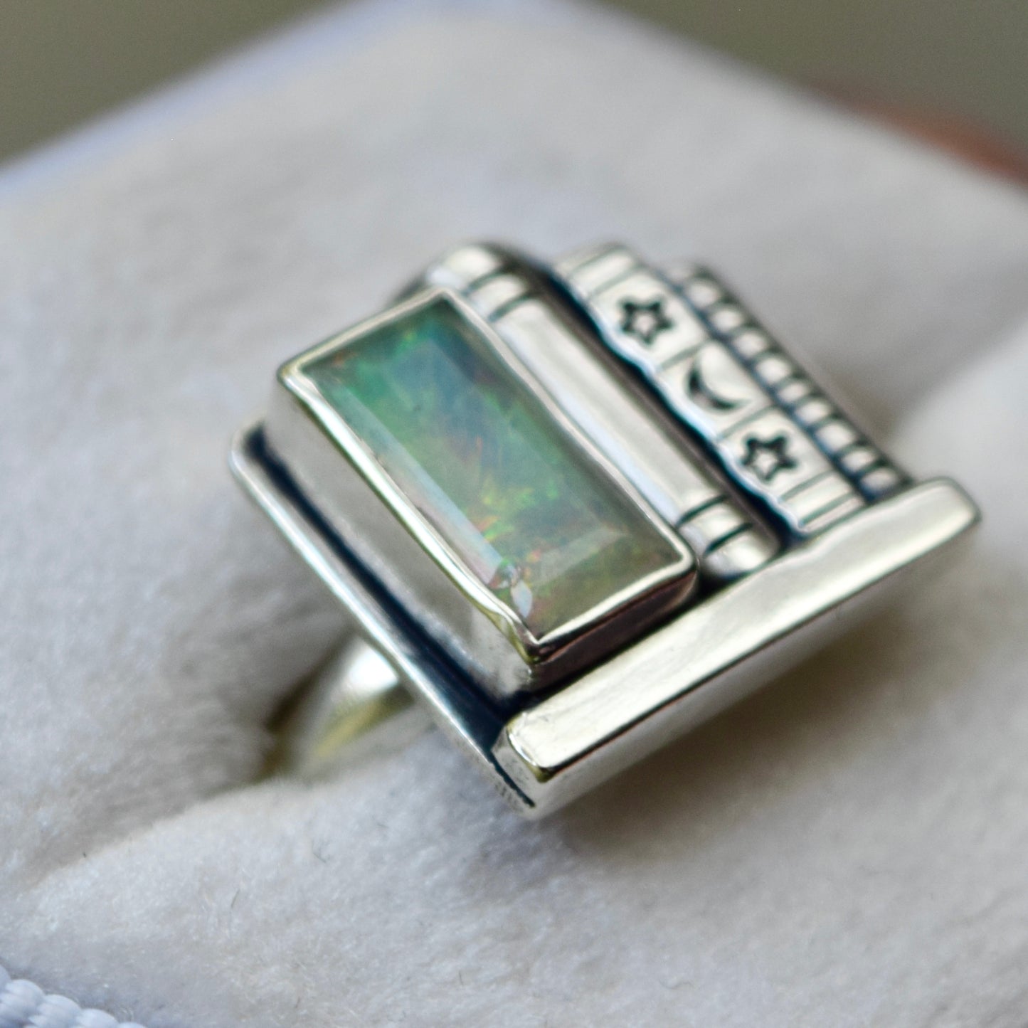 Bookshelf with Ethiopian Opal size 7