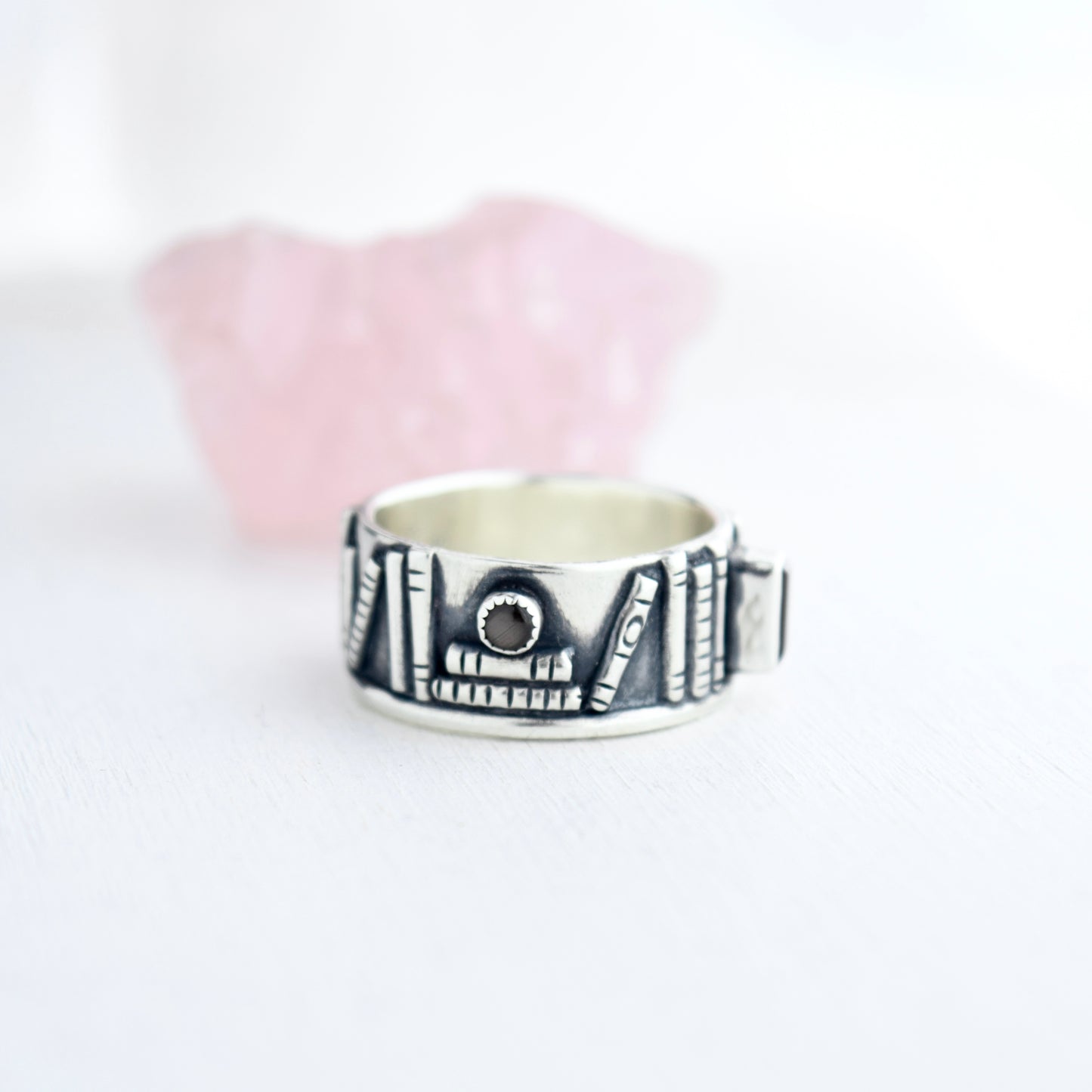 Bookshelf Ring Band with Garnet and Black Star Sapphire Size 7.5