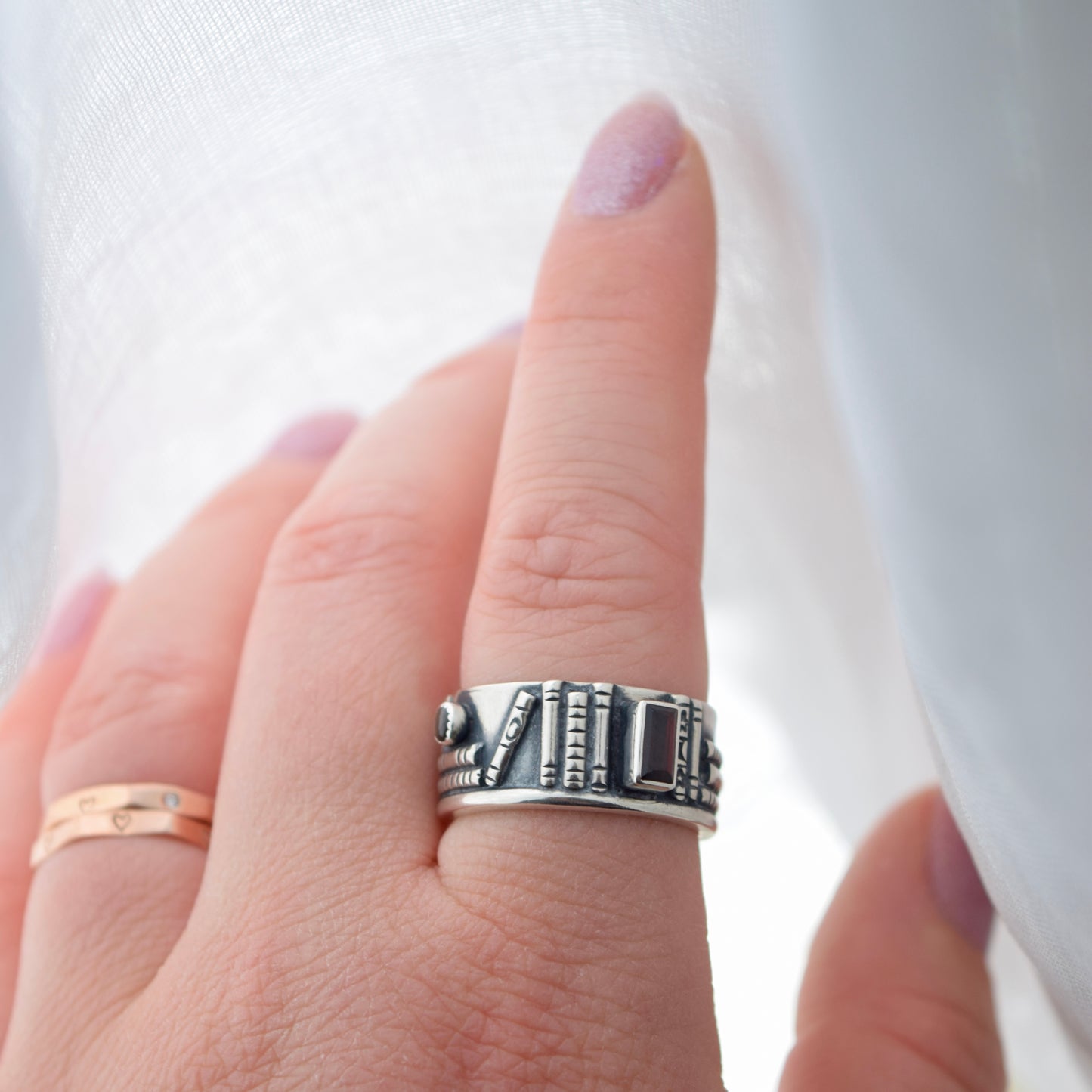 Bookshelf Ring Band with Garnet and Black Star Sapphire Size 7.5